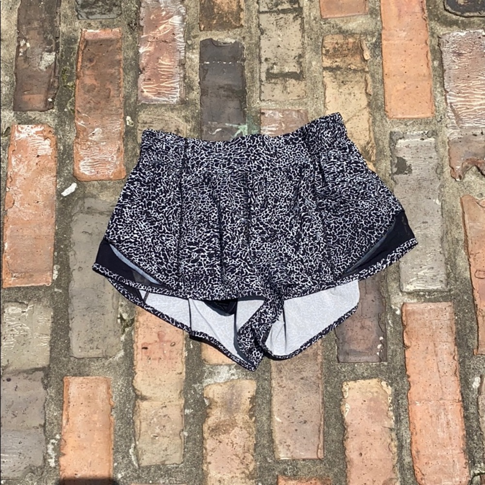 Black and white lulu lemon hotty hot shorts